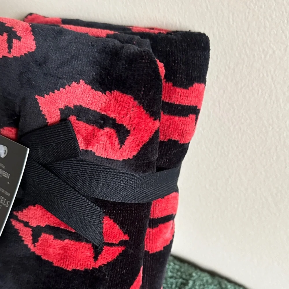 Envogue Hand Towels Halloween Dracula Black & Red Lips 👄 Set of 2 NEW!